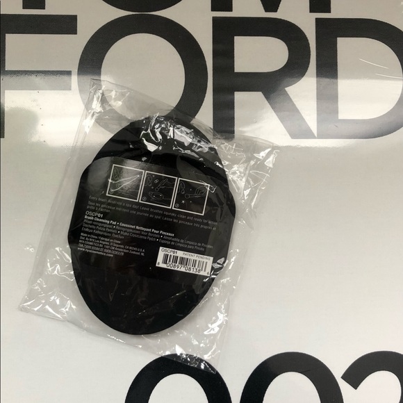 NYX on the spot makeup brush cleansing pad - Picture 3 of 5